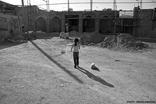 یگانه و خانواده اش  در گوشه خیابان سپه قزوین این روزها بدون سرپناه گذران زندگی می کنند / photo : erfan dadkhah